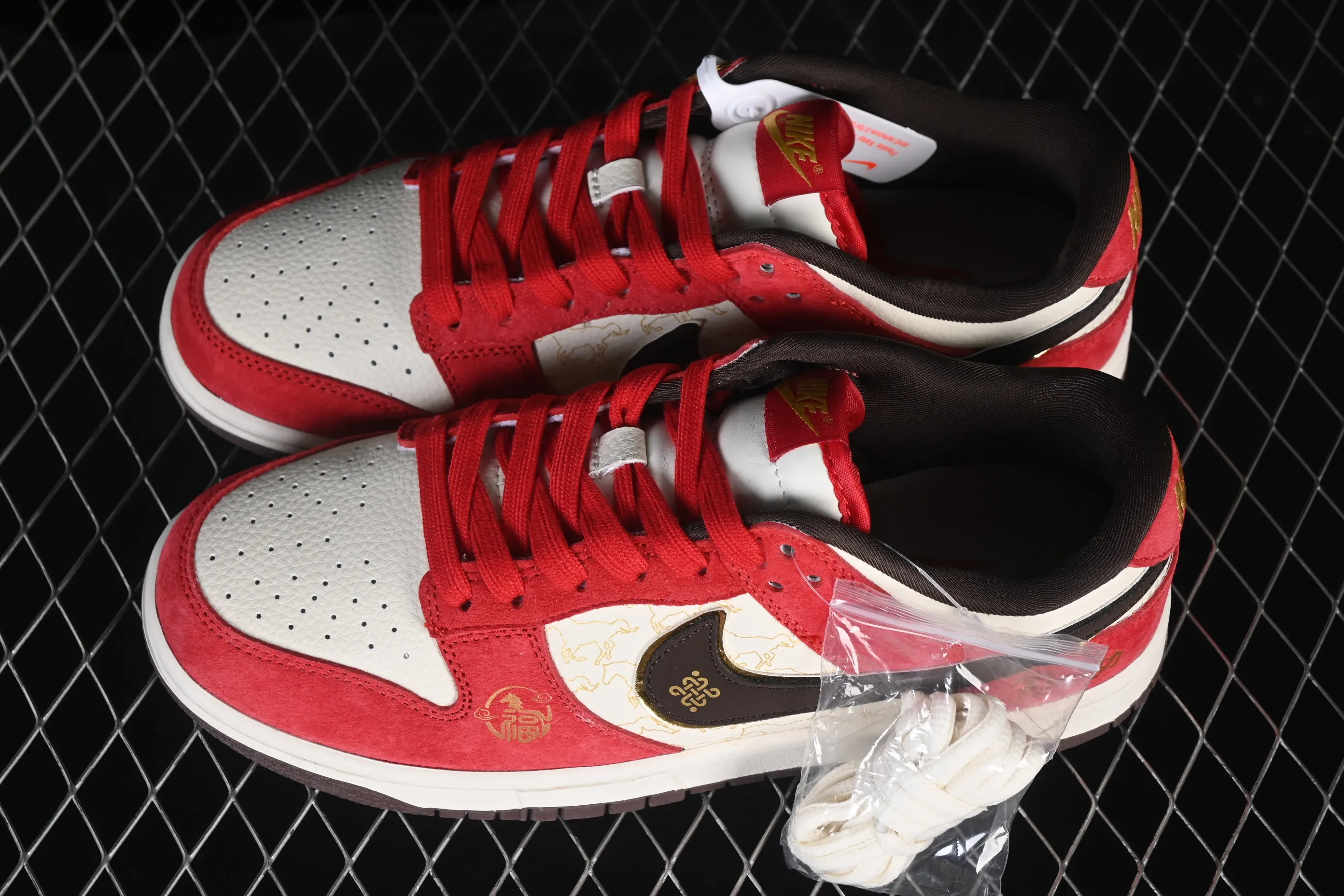 All categories Nk SB Dunk Series Nk SB Dunk Low High-end customized low-top sneakers Nike SB Dunk Low Year of the Horse limited edition Red and gold contrast high-end customized low-top casual sneakers DN3168-013